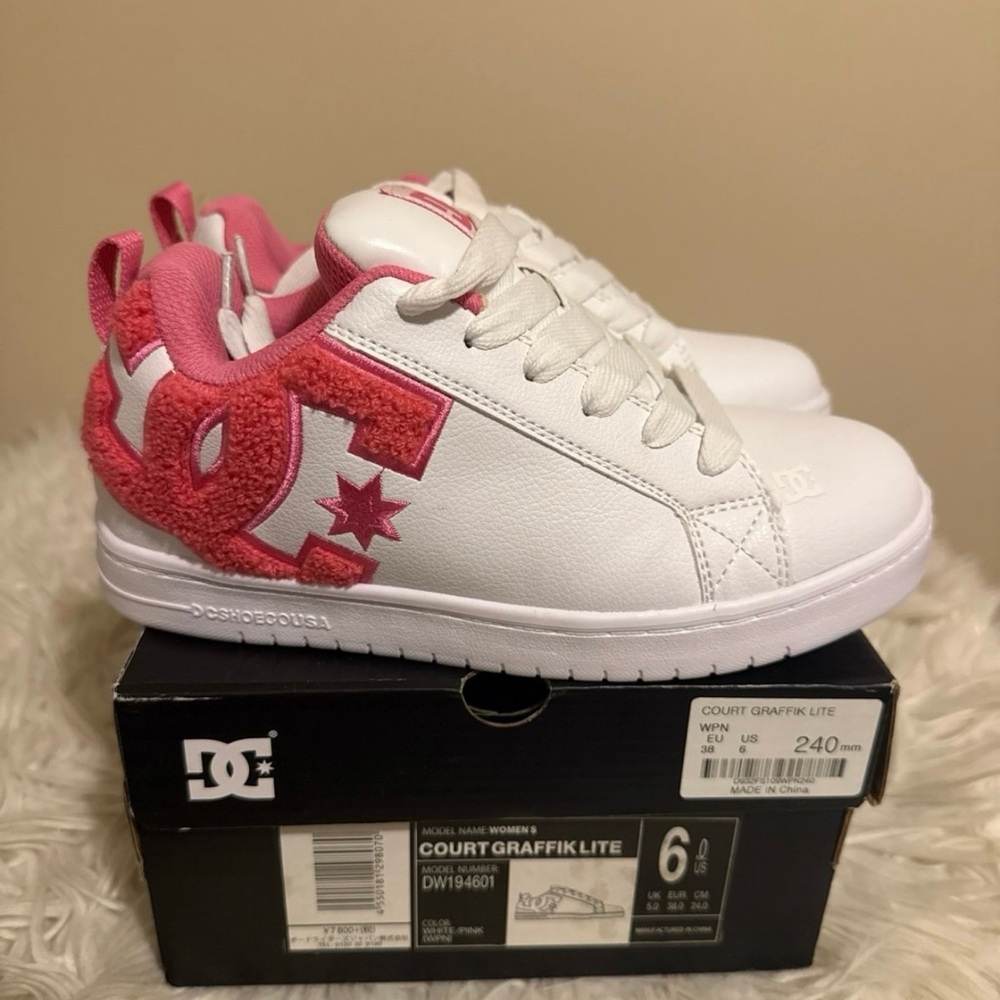 DC Women’s Court Graffik Lite (Pink)